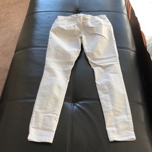 Wanna Betta butt? White twill skinny jeans